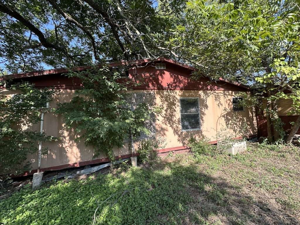 602 East Navasota Street Groesbeck, TX 76642 - Photo 4 of 13 a backyard of a house with lots of green space