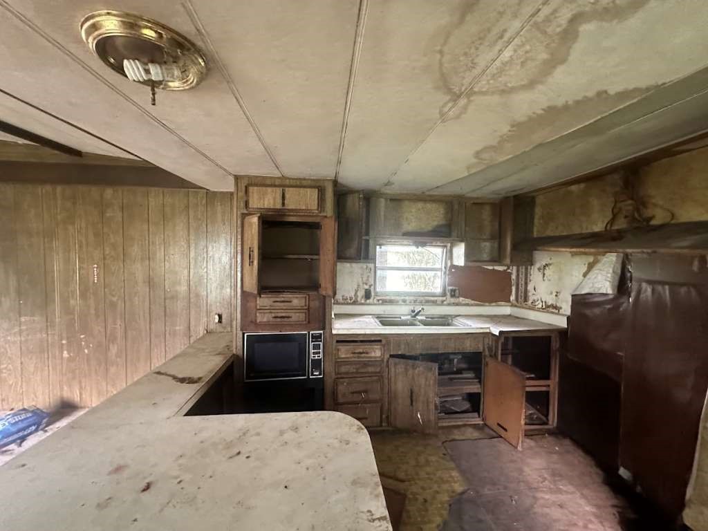602 East Navasota Street Groesbeck, TX 76642 - Photo 7 of 13 a kitchen with lots of counter top space and appliances