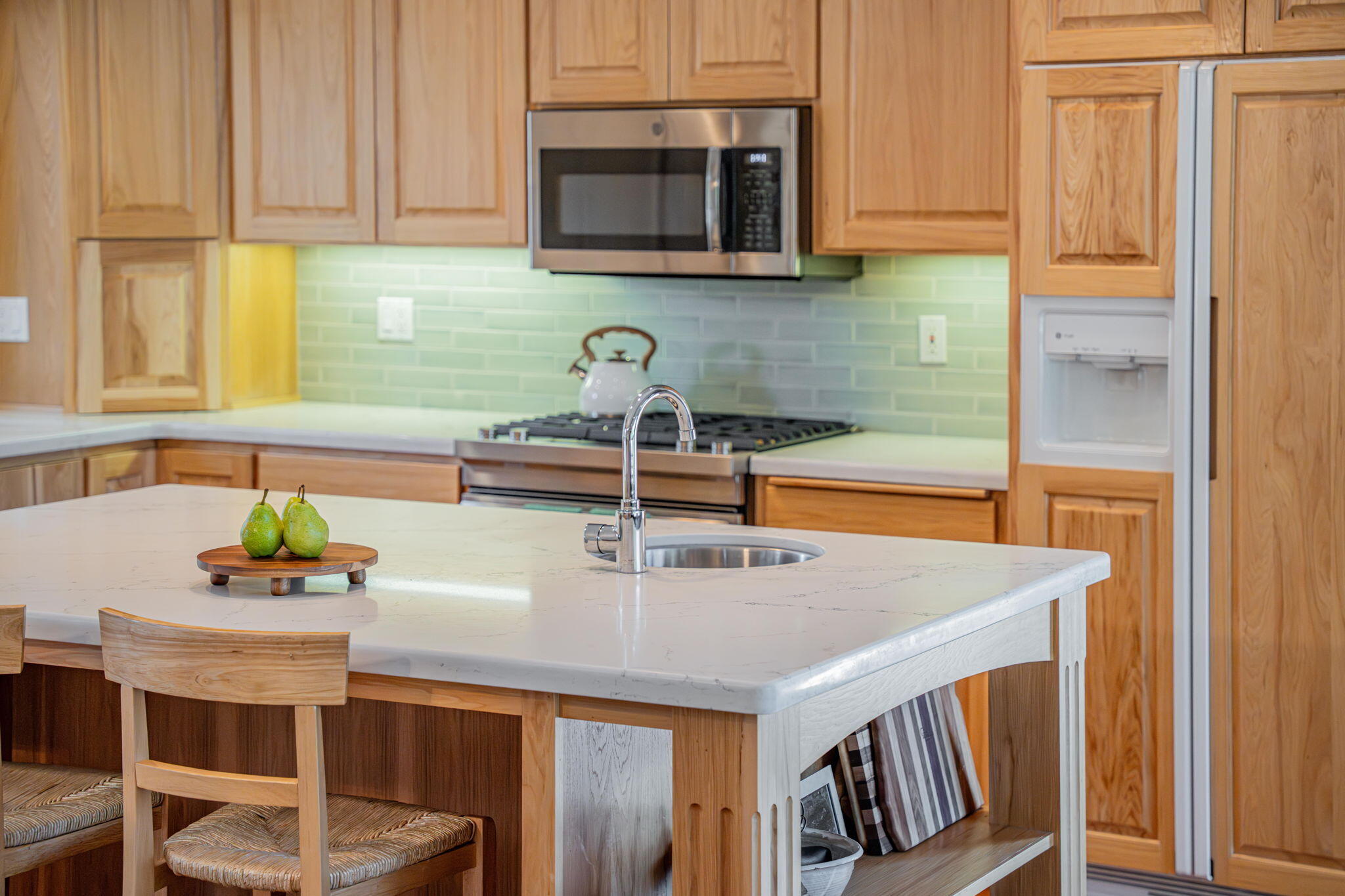 17948 Shadow Lane, Unit 7 Sunriver, OR 97707 - Photo 27 of 92 a kitchen with stainless steel appliances granite countertop a sink a microwave cabinets and a dining table