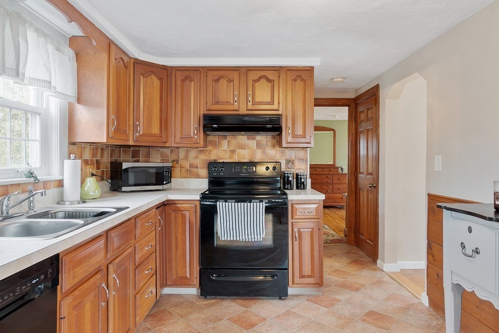 14 Beech Street Chelmsford, MA 01863 - Photo 3 of 27