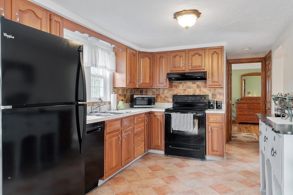 14 Beech Street Chelmsford, MA 01863 - Photo 4 of 27