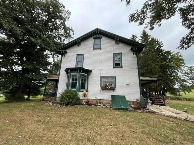 a view of a house with a yard