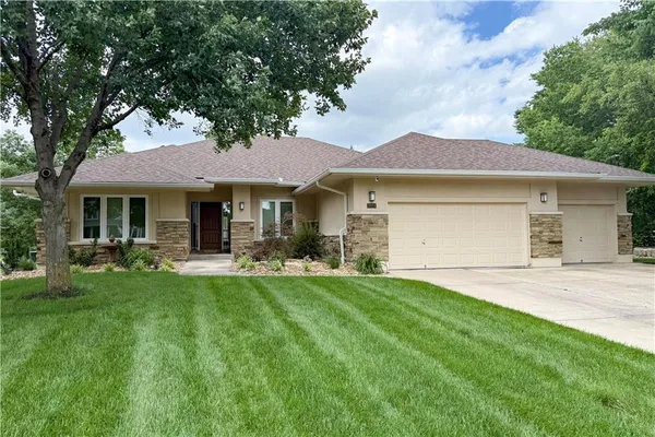 $525,000 | 3024 South Fallbrook Court, Blue Springs, MO 64015