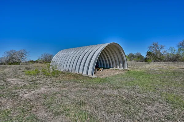 a view of a large yard with lots of green space