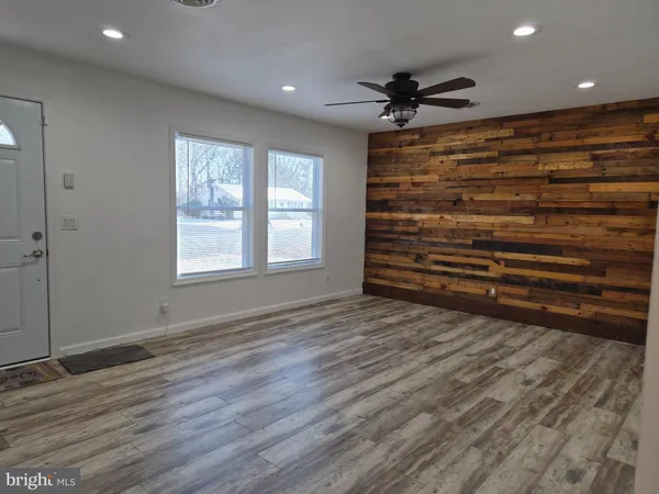 a view of room with window and a ceiling fan