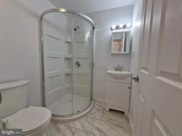 a bathroom with a toilet and a shower