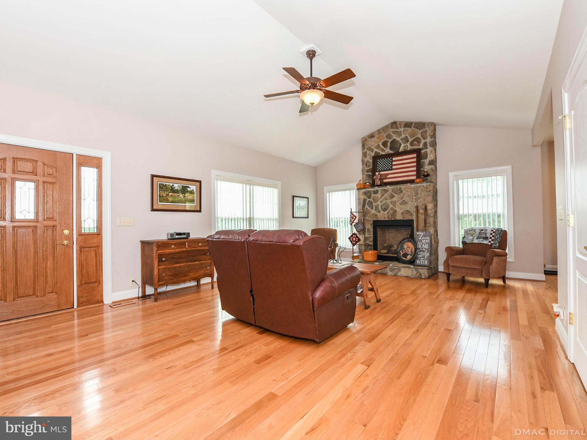19935 Toms Road Boonsboro, MD 21713 - Photo 7 of 24 Living Room