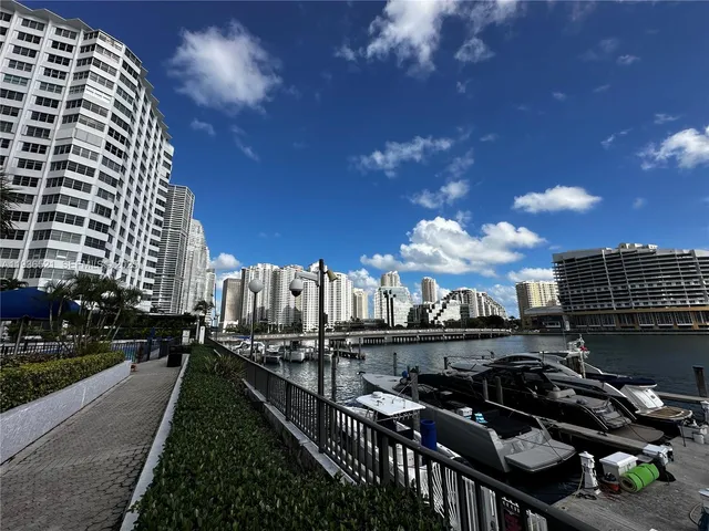 $3,450 | 801 Brickell Bay Drive, Unit 761, Miami, FL 33131