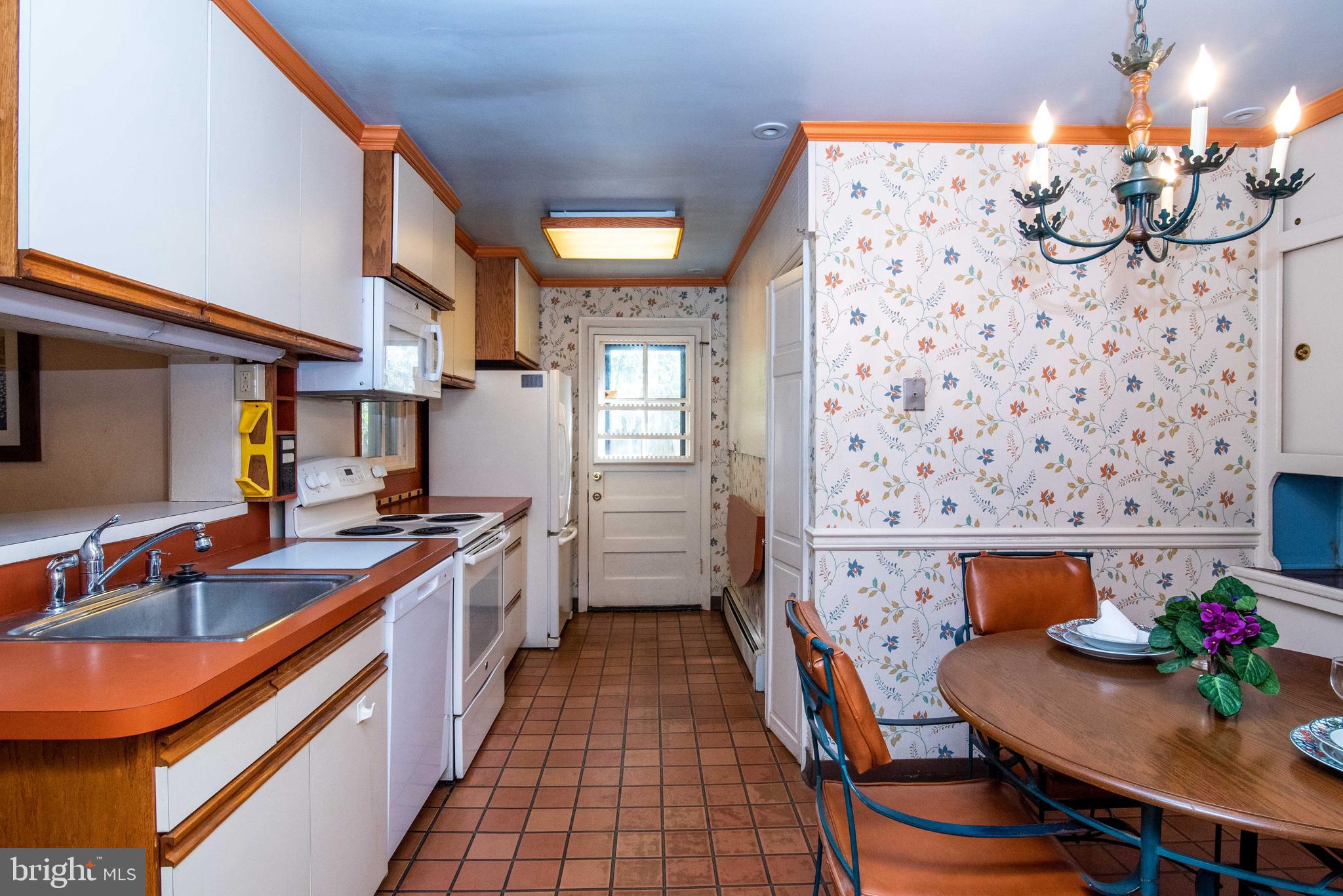2211 Windsor Circle Broomall, PA 19008 - Photo 8 of 34 Comfortable Eat-in Kitchen