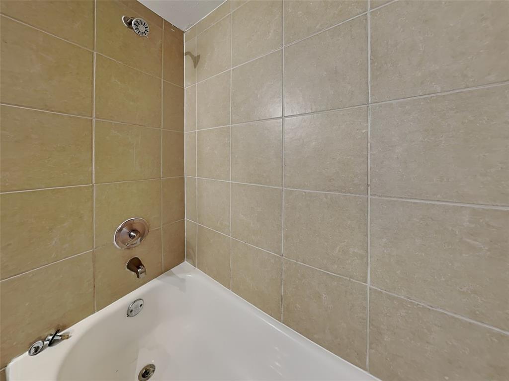 7621 Pebble Beach Drive Rowlett, TX 75088 - Photo 19 of 20 a bathroom with a bathtub
