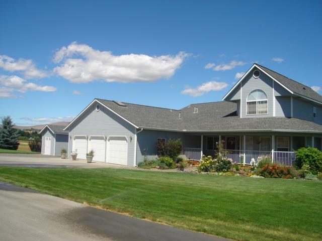 1340 Dazet Road Yakima, WA 98908 - Photo 1 of 14 a front view of a house with a garden and porch