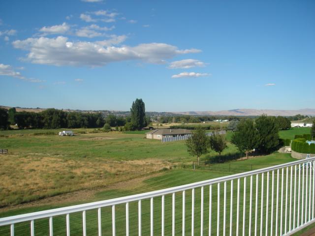 1340 Dazet Road Yakima, WA 98908 - Photo 14 of 14 a view of a green field with sitting area