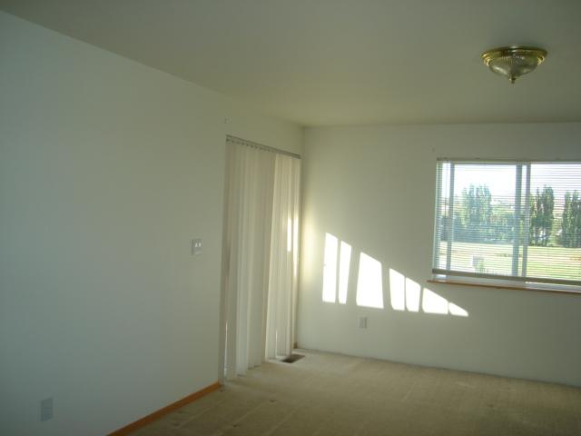 1340 Dazet Road Yakima, WA 98908 - Photo 5 of 14 an empty room with windows