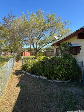 a view of a back yard