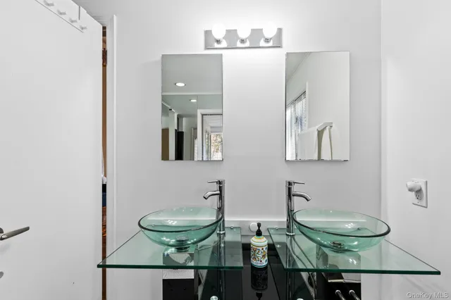 $1,850,000 | 4 Evelyn Court, Westhampton, NY 11978