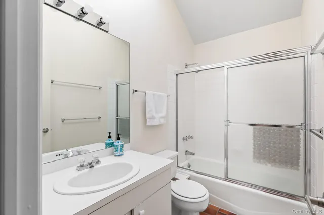 $1,850,000 | 4 Evelyn Court, Westhampton, NY 11978