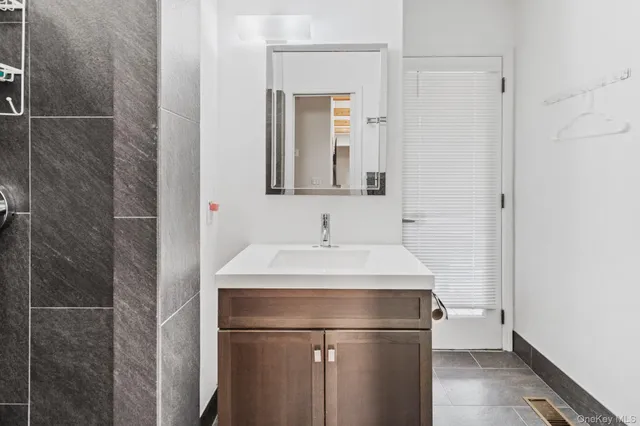 $1,850,000 | 4 Evelyn Court, Westhampton, NY 11978