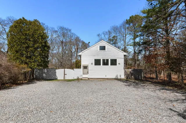 $1,850,000 | 4 Evelyn Court, Westhampton, NY 11978