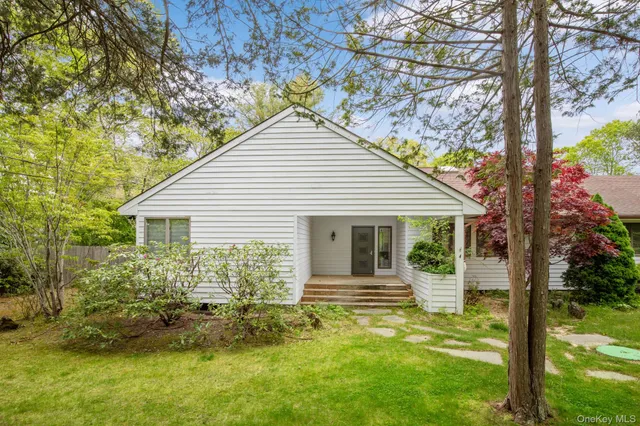 $1,850,000 | 4 Evelyn Court, Westhampton, NY 11978