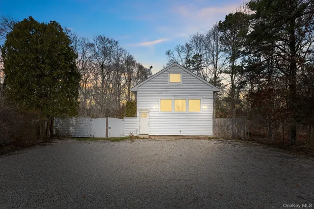 $1,850,000 | 4 Evelyn Court, Westhampton, NY 11978