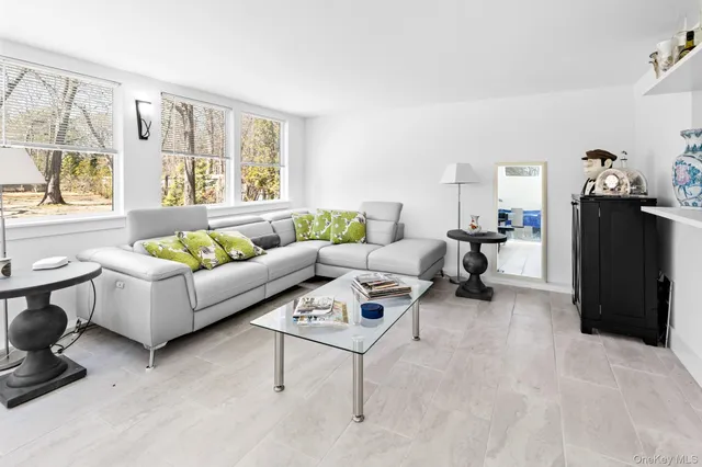 $1,850,000 | 4 Evelyn Court, Westhampton, NY 11978