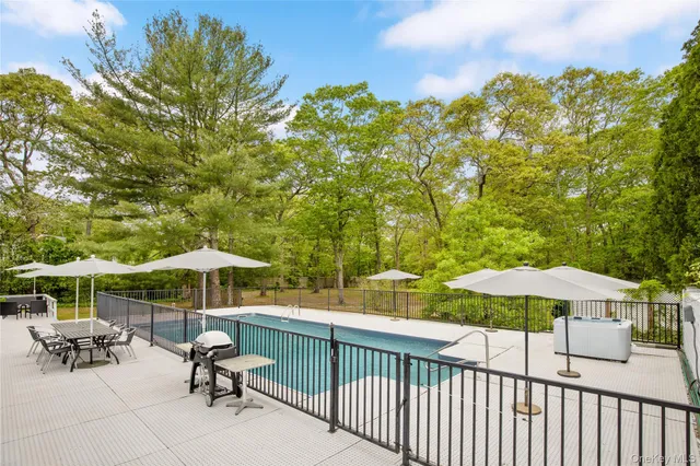 $1,850,000 | 4 Evelyn Court, Westhampton, NY 11978