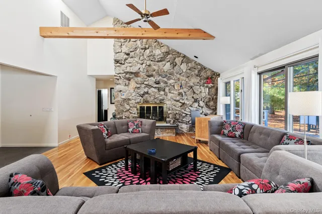 $1,850,000 | 4 Evelyn Court, Westhampton, NY 11978