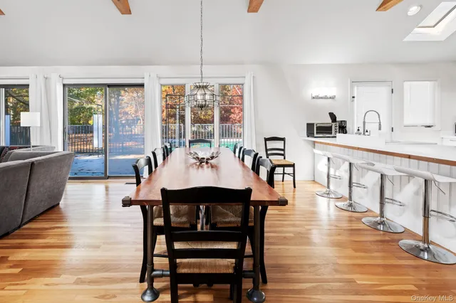 $1,850,000 | 4 Evelyn Court, Westhampton, NY 11978