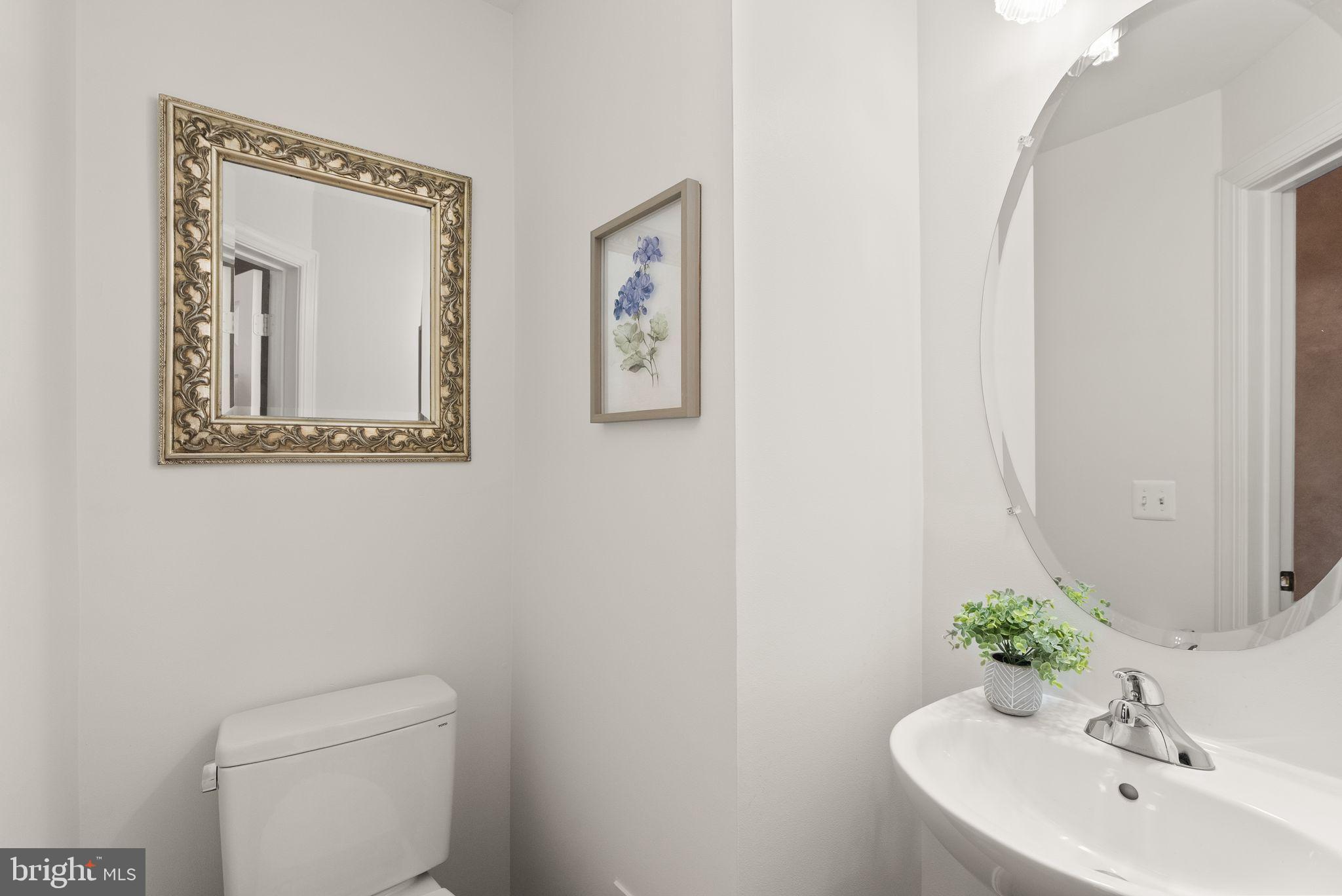 4132 Timber Log Way Fairfax, VA 22030 - Photo 11 of 69 a bathroom with a toilet a sink and mirror
