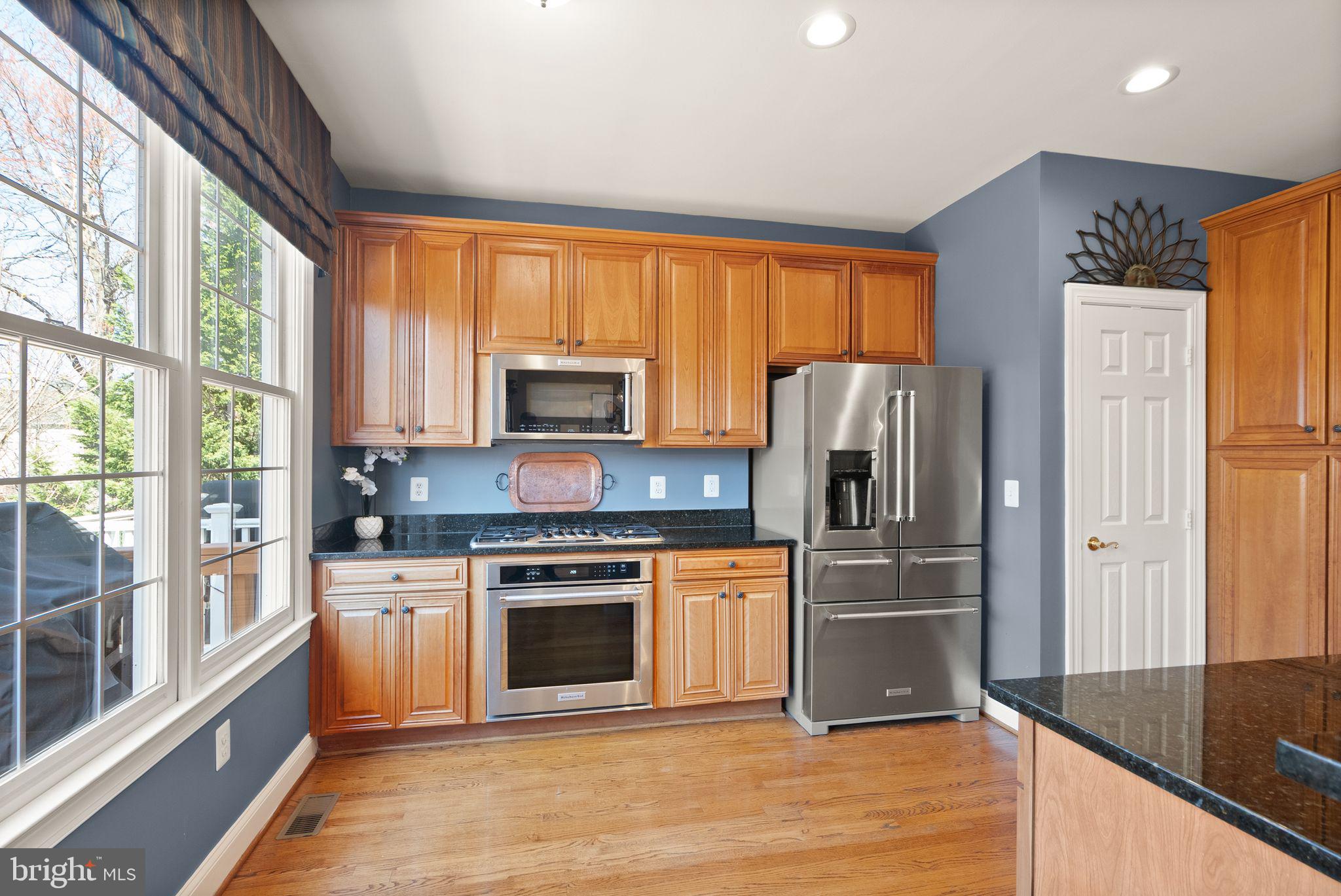 4132 Timber Log Way Fairfax, VA 22030 - Photo 29 of 69 a kitchen with a refrigerator stove and microwave
