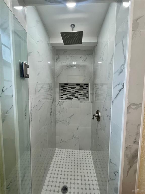 5307 Fm 493 Road Donna, TX 78537 - Photo 23 of 27 Bathroom with tiled shower