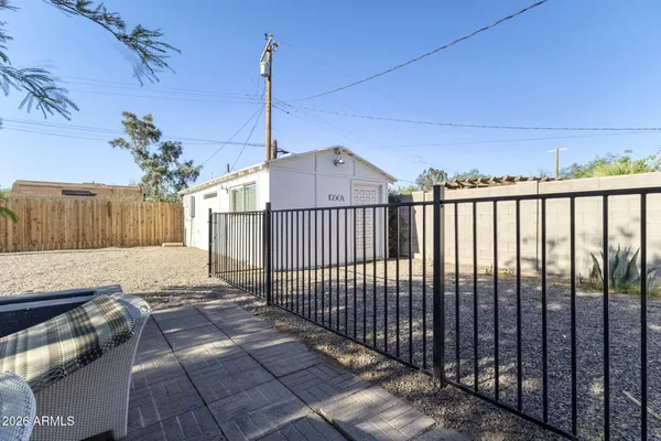a view of a backyard