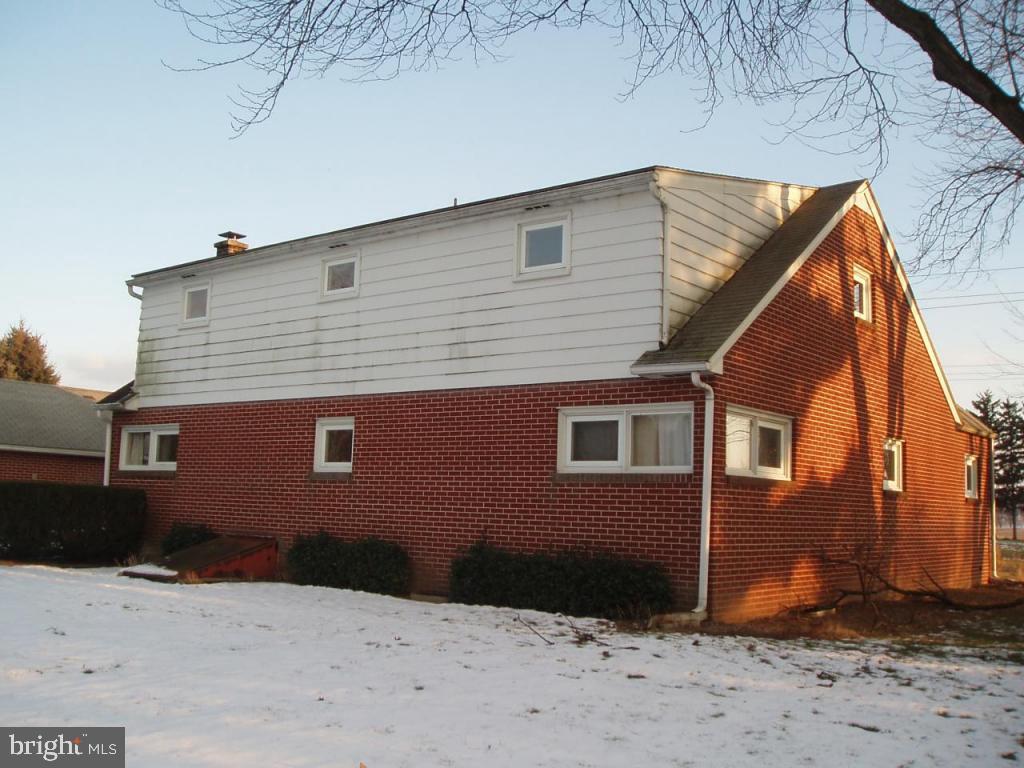 703 East Evergreen Road Lebanon, PA 17042 - Photo 2 of 14 Gallery Image 2