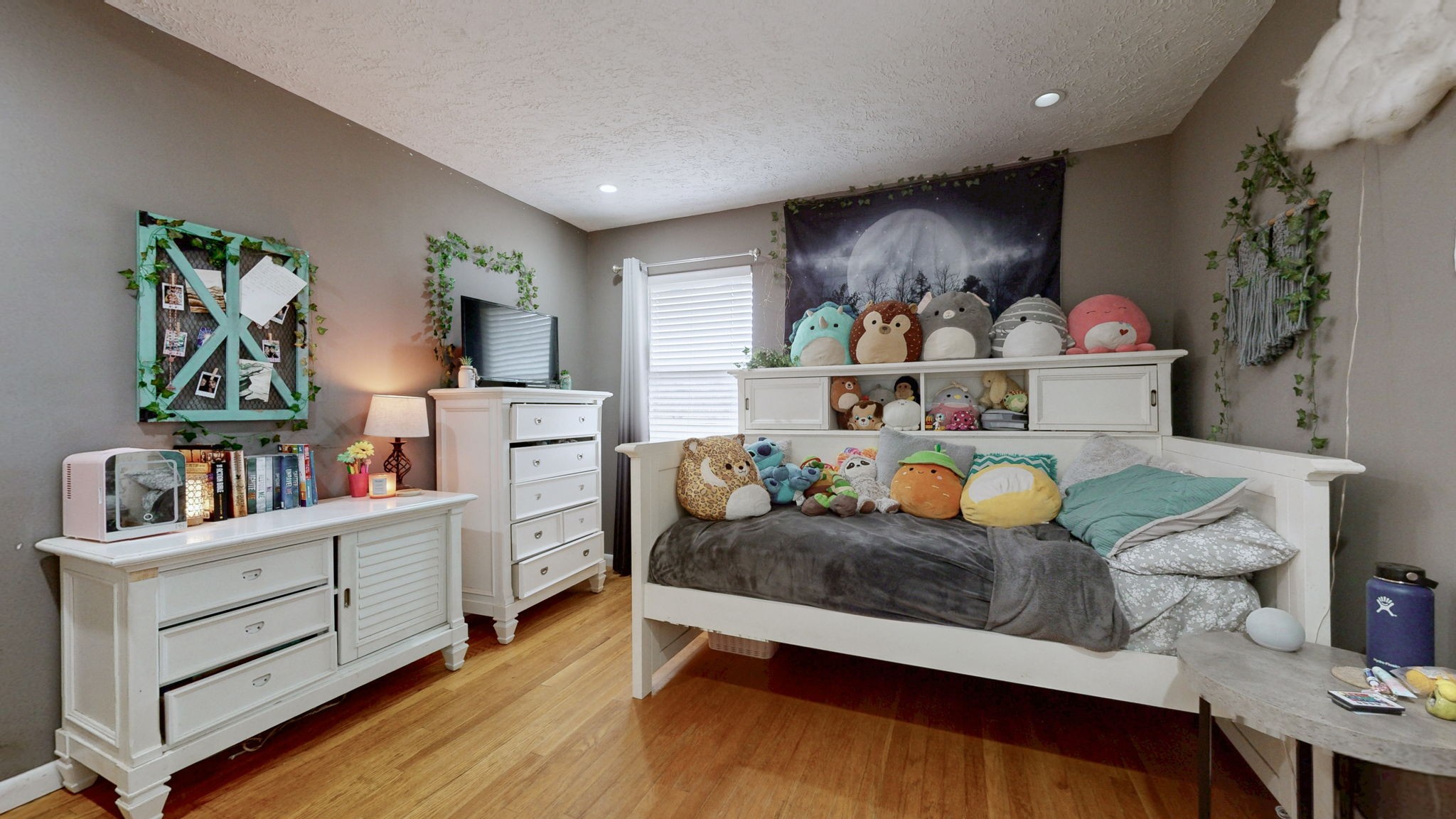 3182 Cairo Bend Road Lebanon, TN 37087 - Photo 22 of 51 a bedroom with furniture and a book shelf