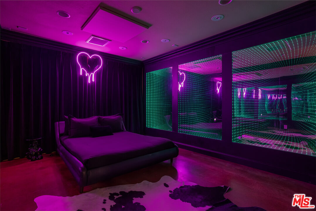 64425 Carot Road Joshua Tree, CA 92252 - Photo 43 of 73 a room with furniture and screen