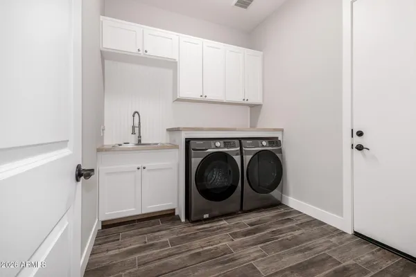 $889,000 | 9818 South 7th Place, Phoenix, AZ 85042