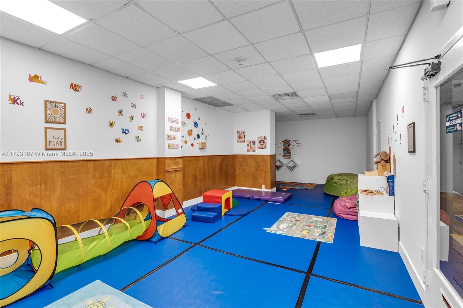 2333 Brickell Avenue, Unit 1401 Miami, FL 33129 - Photo 30 of 36 a living room with furniture and fish tank