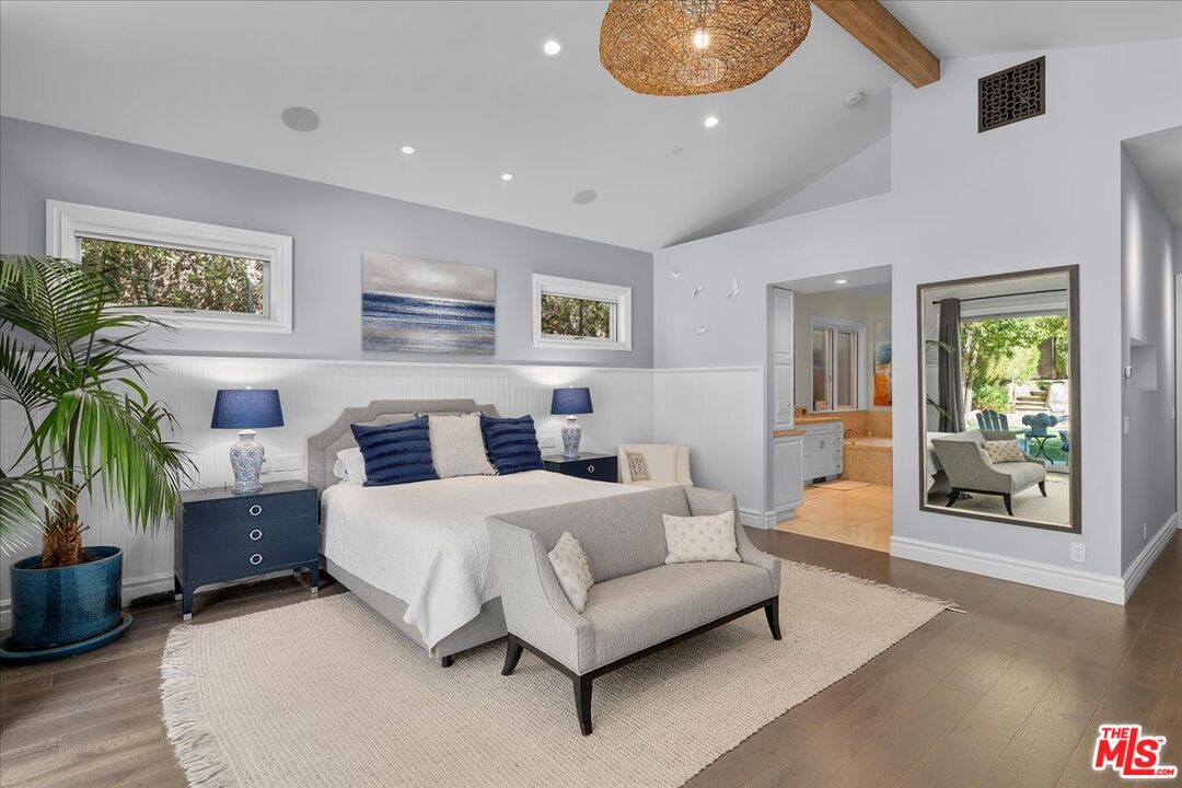 809 Leonard Road Los Angeles, CA 90049 - Photo 39 of 72 a living room with furniture and a potted plant