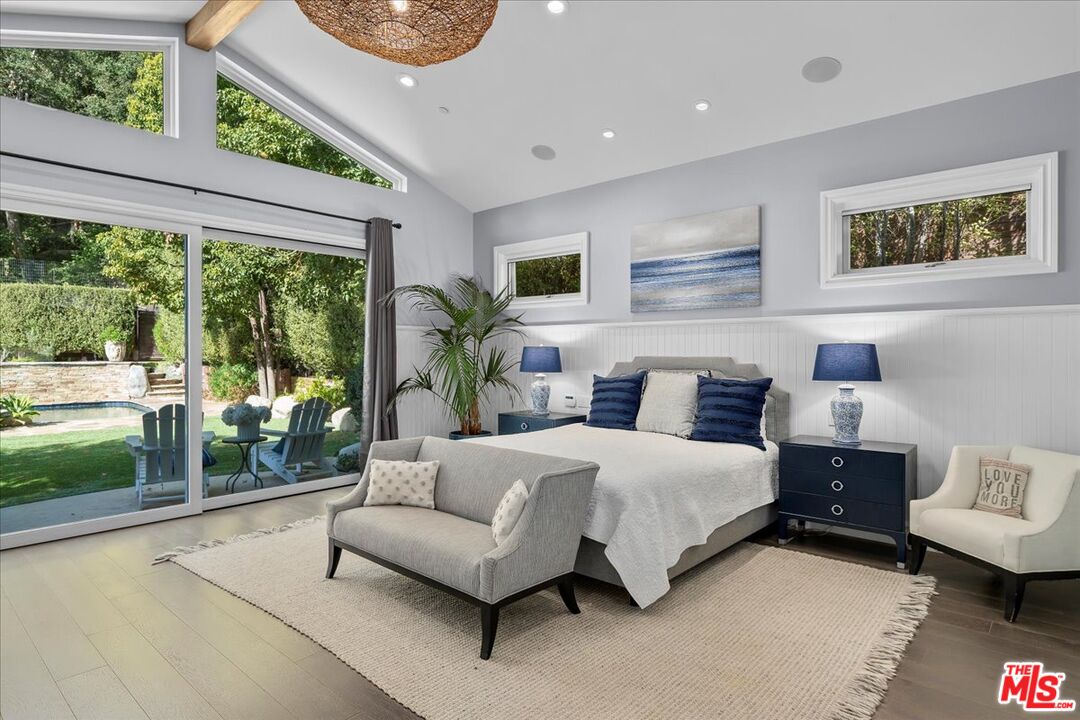 809 Leonard Road Los Angeles, CA 90049 - Photo 40 of 72 a spacious bedroom with a bed and a couch