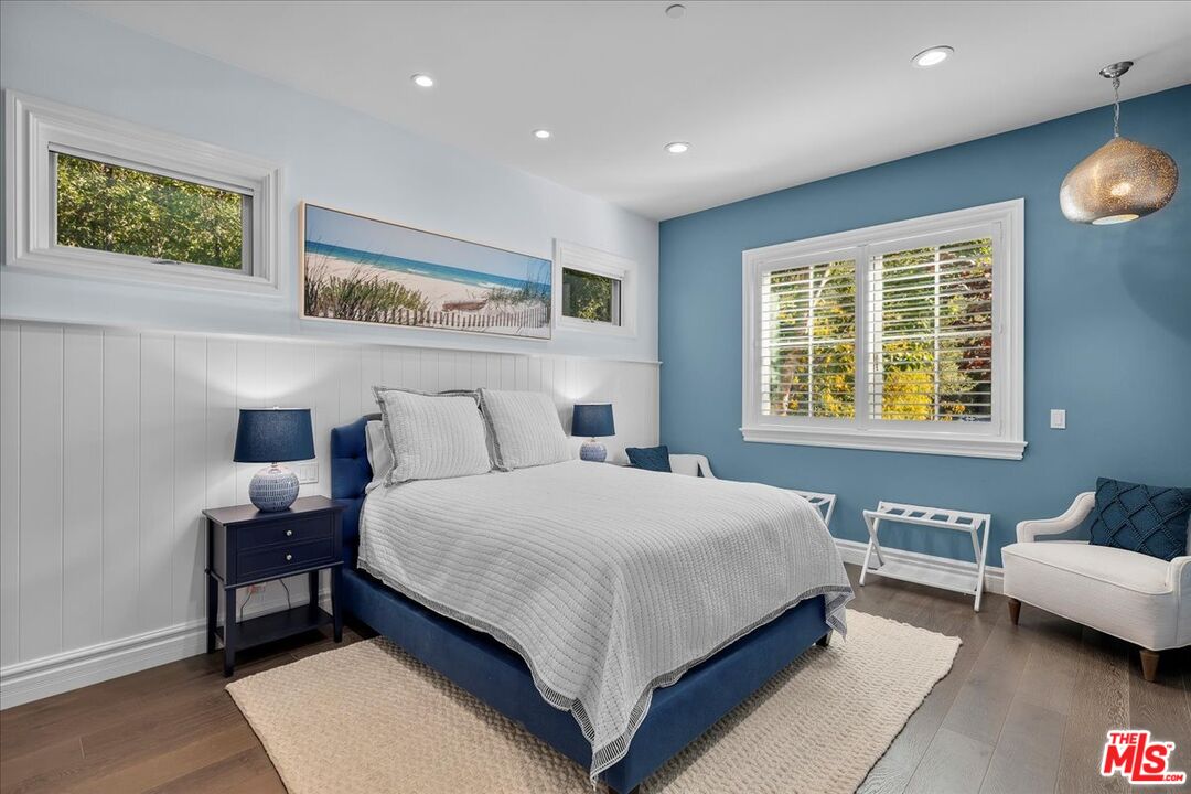 809 Leonard Road Los Angeles, CA 90049 - Photo 46 of 72 a large bedroom with bed and window