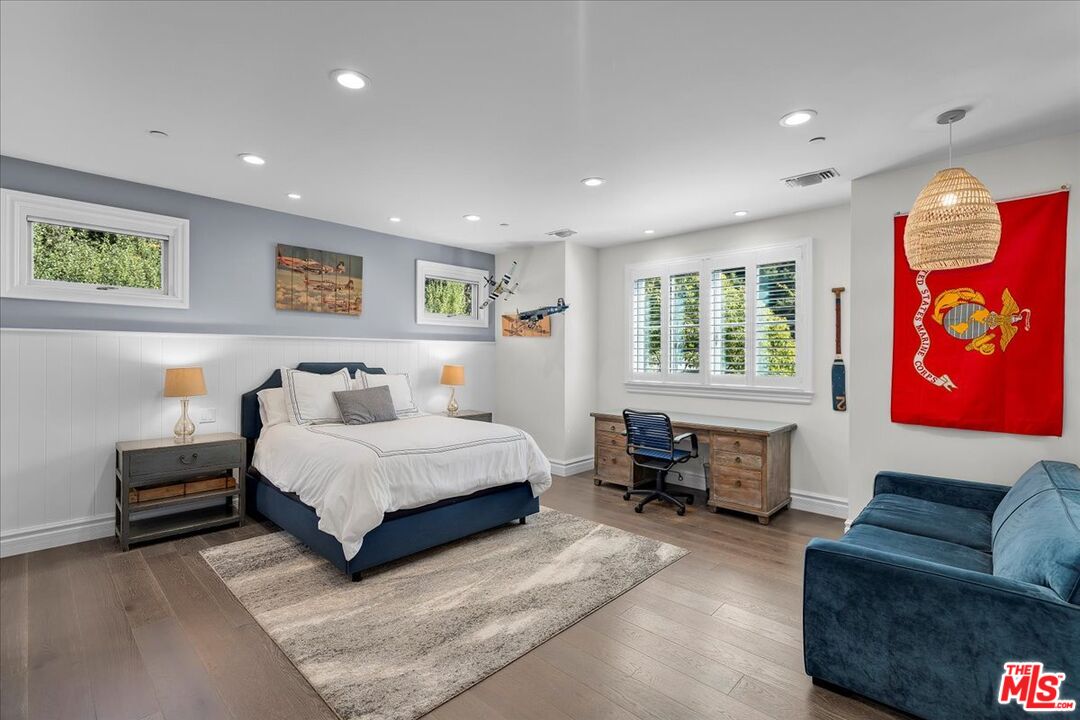 809 Leonard Road Los Angeles, CA 90049 - Photo 53 of 72 a spacious bedroom with a bed and a couch