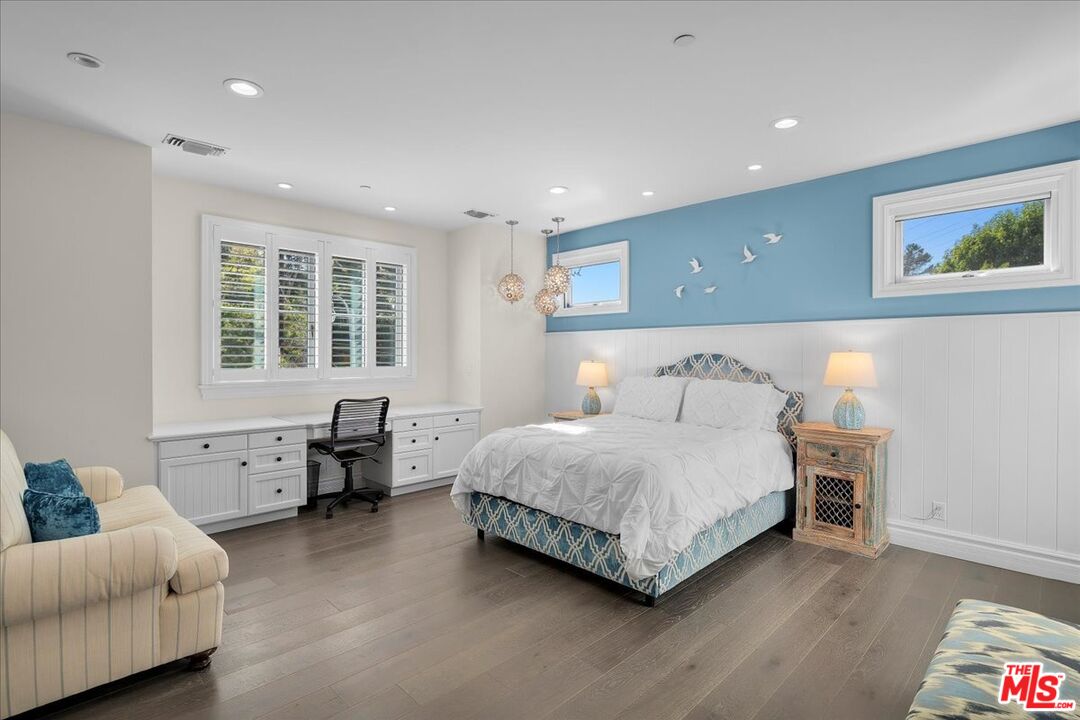 809 Leonard Road Los Angeles, CA 90049 - Photo 56 of 72 a spacious bedroom with a bed and a couch