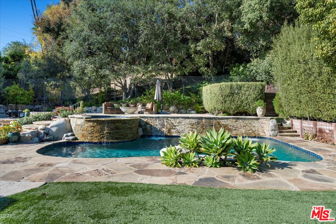 809 Leonard Road Los Angeles, CA 90049 - Photo 58 of 72 a garden view with a seating space