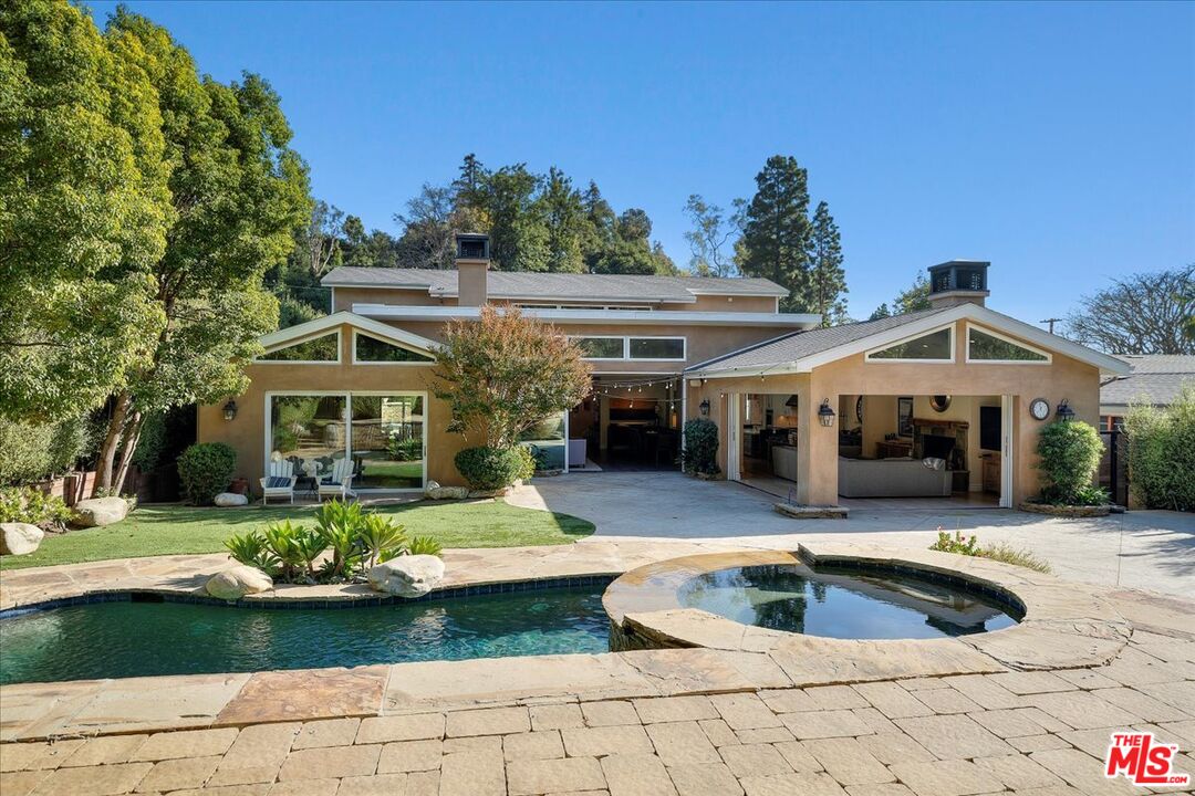 809 Leonard Road Los Angeles, CA 90049 - Photo 63 of 72 a front view of a house with a yard