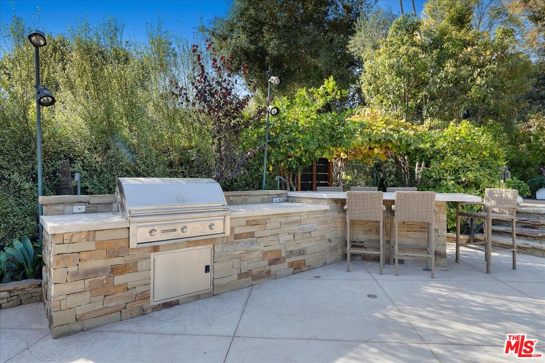 809 Leonard Road Los Angeles, CA 90049 - Photo 69 of 72 a view of a patio with a table and chairs