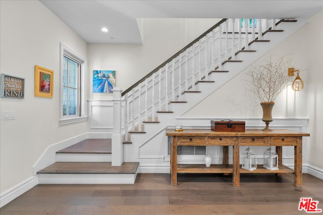 809 Leonard Road Los Angeles, CA 90049 - Photo 8 of 72 a view of entryway and hall