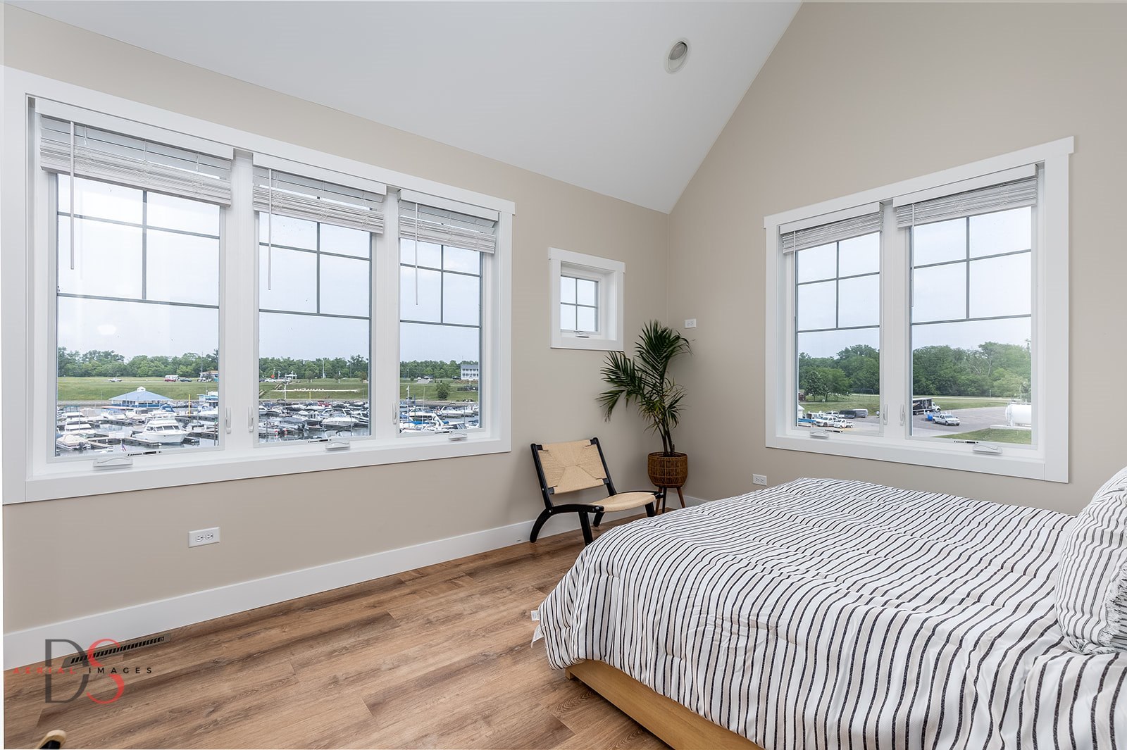 208 Leeward Way Ottawa, IL 61350 - Photo 18 of 28 a bedroom with a large bed and a window