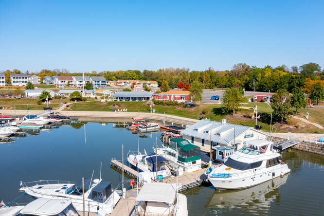 208 Leeward Way Ottawa, IL 61350 - Photo 21 of 28 a view of a lake with couches and city view