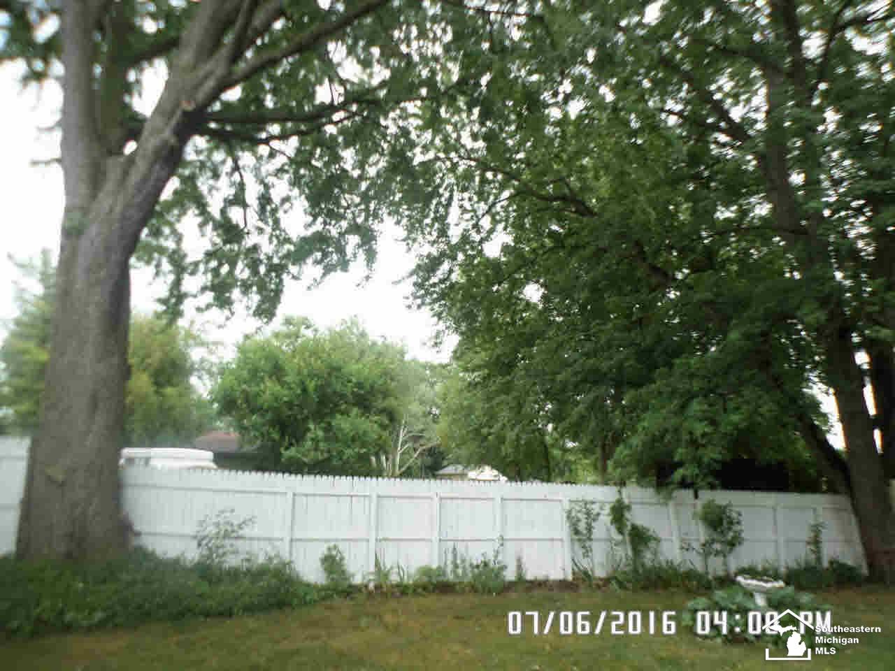 15510 Dayton Road Monroe, MI 48161 - Photo 29 of 37 21186605-28.JPG