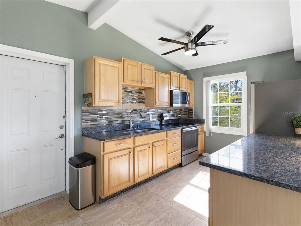 5209 Lloyd Street Seffner, FL 33584 - Photo 7 of 37